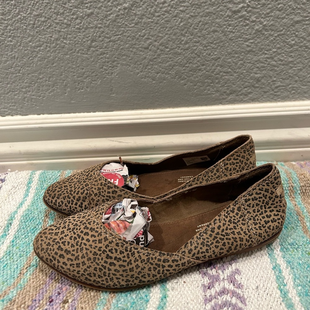 Toms Jutti Suede Leopard Print Flats